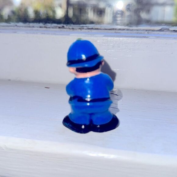 Vintage policeman dressed in blue writing a ticket hard plastic cake topper/toy - Picture 3 of 6